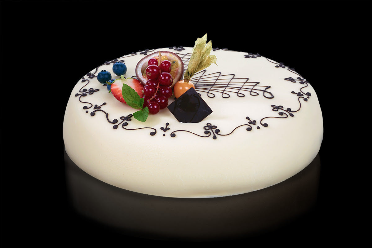 Marsipankake med jordbær og valnøtter, 14-16 pers. - Ditt Utstyr