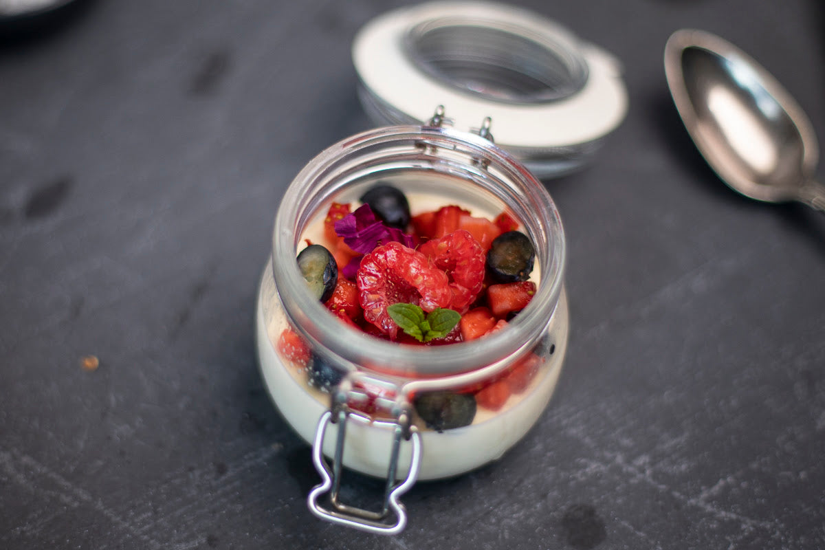 Hvit sjokolade panna cotta med bær - Ditt Utstyr